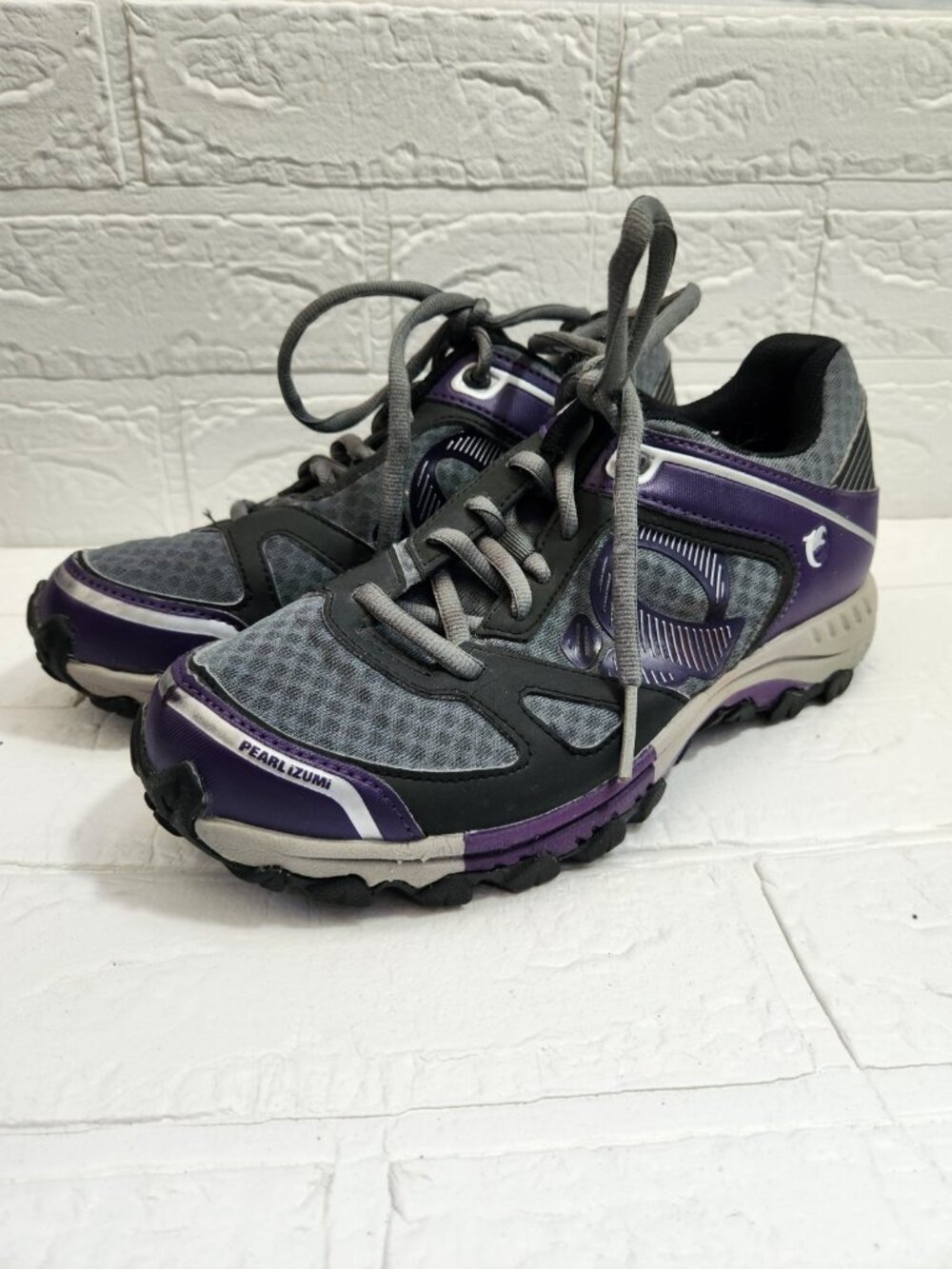Pearl Izumi X-Alp Seek V Cycling Shoes Women Size 8 Gray Lace-Up One Bolt Sporty